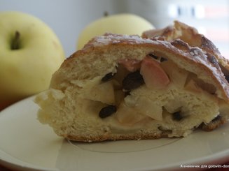 Шведский яблочный пирог с ромовой глазурью
