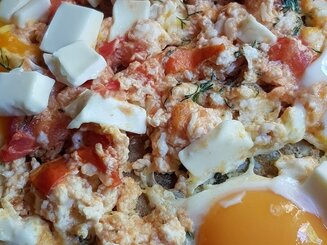Яичница с помидорами и сыром