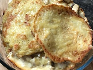 Горшочек по-деревенски (Драники с курицей и сырным соусом)