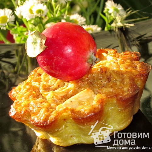 Овсяные маффины с кусочками яблок и ягодами