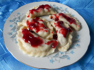Вареники с вишней и вишневым соусом