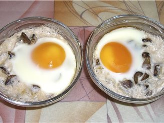 Грибы в сливках, запечёные с яйцом