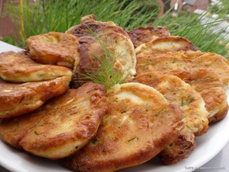 Оладьи с яйцом и зеленым луком