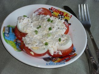 Салат из помидоров, яиц и сыра