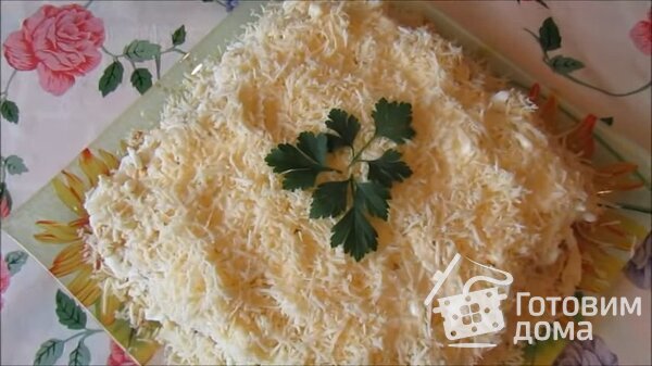 Слоеный салат с курицей, грибами и картофелем фото к рецепту 3