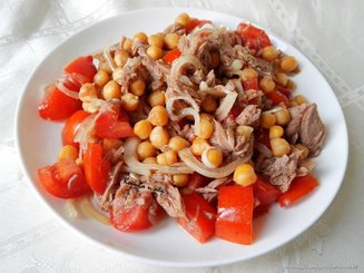 Салат с горохом нут, тунцом и томатами