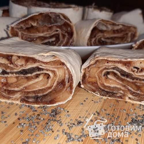 Рулет из лаваша с яблоком, корицей и маком