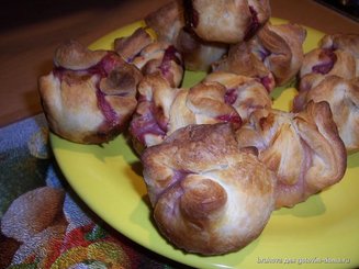 Слойки - пирожки с маскарпоне и вишней