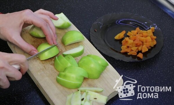 Творожная запеканка с яблоками и курагой фото к рецепту 5