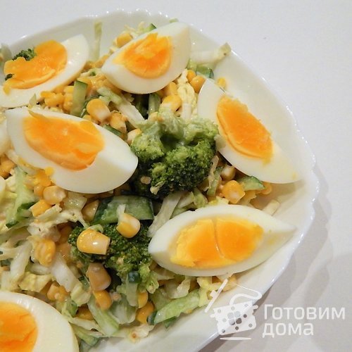 Весенний салат с брокколи, кукурузой и яйцами