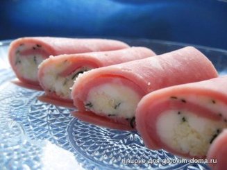 Рулетики из ветчины с сыром и чесноком