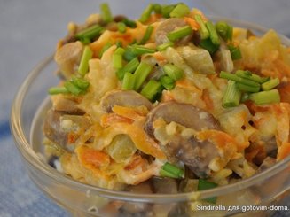 Грибной салат с сыром, морковью и солеными огурцами