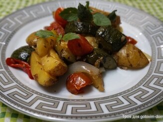 Картофель маринованный и запеченный в духовке с овощами