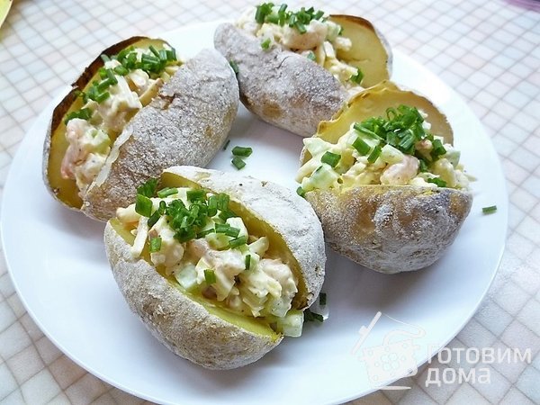 Запеченный картофель с креветочным салатом фото к рецепту 7