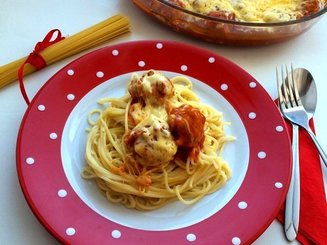 Мясные фрикадельки в остром томатном соусе под сыром