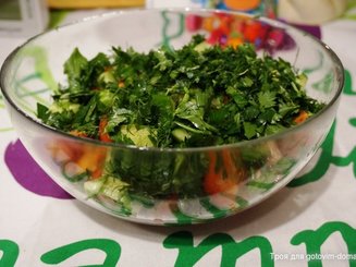 Салат из помидор с огурцами - что может быть нового?