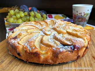 Пирог со сливами и яблоками