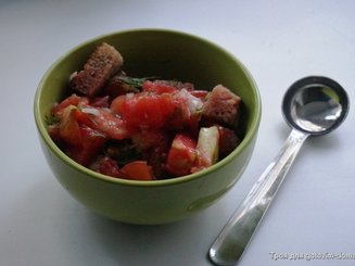 Хлебный салат с помидорами и луком