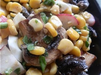 Весенний грибной салат с редисом, яйцами и кукурузой