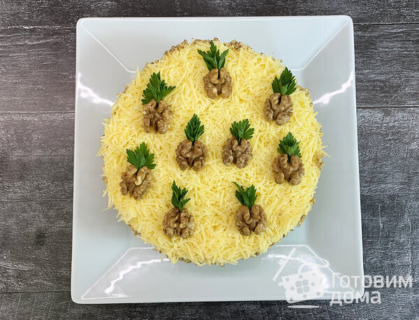Слоеный салат с курицей, грибами и ананасами в виде торта фото к рецепту 1