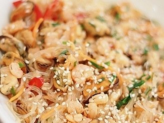 Салат с морепродуктами и "стеклянной" лапшой