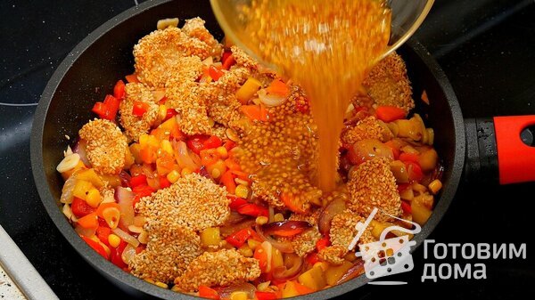 Курица в кунжуте с овощами, яблоком и медово-лимонно-горчичным соусом фото к рецепту 13