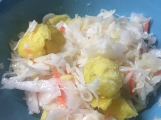 Белорусский салат с квашеной капустой и печёным картофелем