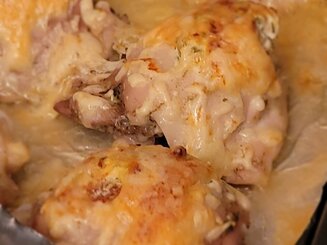 Куриное филе, запеченное с сыром и зеленью