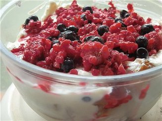 Творожный десерт с ягодами и профитролями