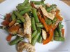 Тёплый салат с курицей, перцем и стручковой фасолью