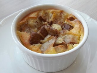 Нежный творожный пудинг с грушами и корицей
