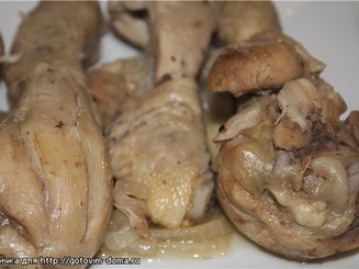 Курица, тушенная с луком