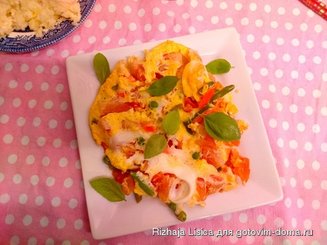 Яичница с помидорами и сыром