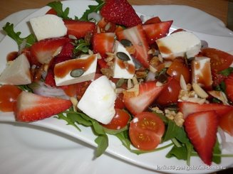 Руккола с клубникой, помидорами-черри и моццареллой