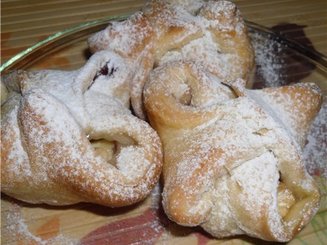 Слойки - пирожки с маскарпоне и вишней