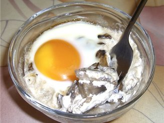 Грибы в сливках, запечёные с яйцом