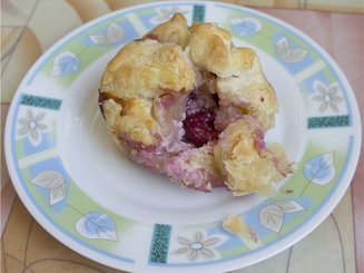 Слойки - пирожки с маскарпоне и вишней