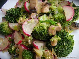 Салат с редисом, грибами и брокколи