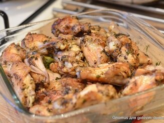 Запеченные куриные крылышки с пармезаном и базиликом