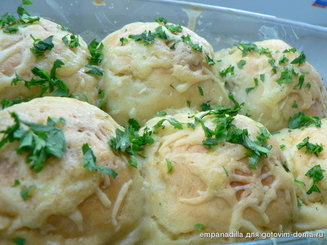 Картофельные шарики с фаршем и томатным соусом