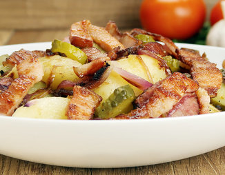 Картошка с колбасой и беконом. Теплый салат