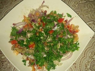 Мясной салат с гранатом и орехами