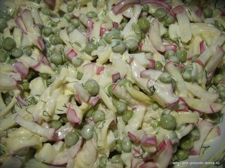 Салат из редиса с сыром и яйцами