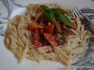 Спагетти с сырыми помидорами