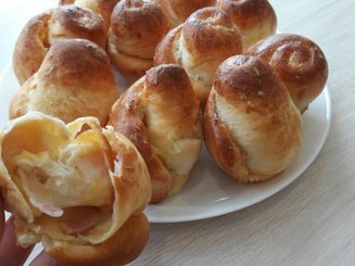 Чесночно-розмариновые булочки с беконом и сыром