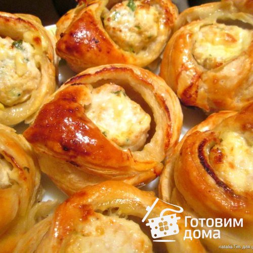 Закусочные пирожки с курицей и сыром