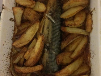 Скумбрия, запеченная с картофелем и болгарским перцем