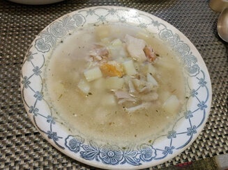 Куриный суп с плавлеными сырками и чесночными сухариками