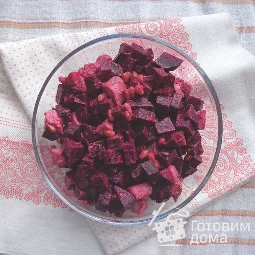 Свекольный салат с курицей и жареными орехами