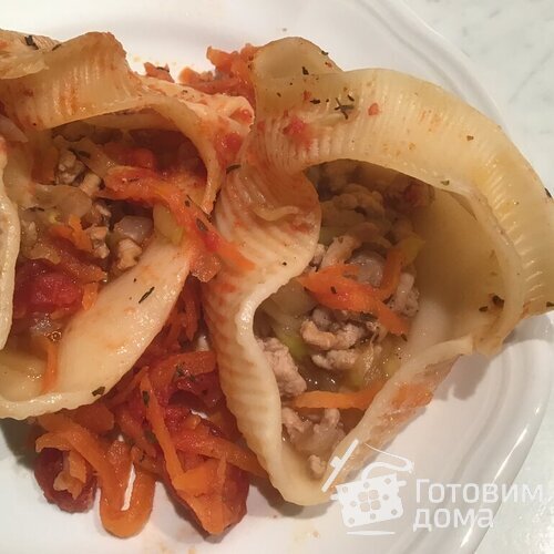 Каннеллони с мясным фаршем в сковороде.